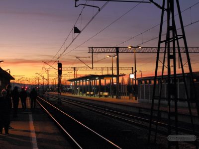 Trójmiasto - Gdynia Gdynia Chylonia. Dworzec kolejowy o zmierzchu.