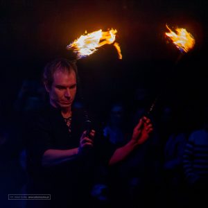 Pokaz Teatr Ognia Fire Show, występ grupy Manipura - w ramach festiwalu teatru ulicznego FETA. Zdjęcia wykonał Adam Szoka. Pokaz Teatr Ognia Fire Show, występ grupy Manipura - w ramach festiwalu teatru ulicznego FETA.